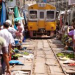 Aventúrate al Mercado sobre las Vías del Tren en Tailandia
