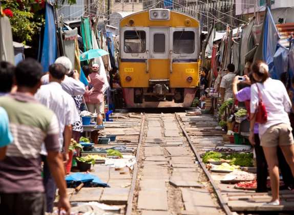 Mercado sobre las Vías del Tren en Tailandia